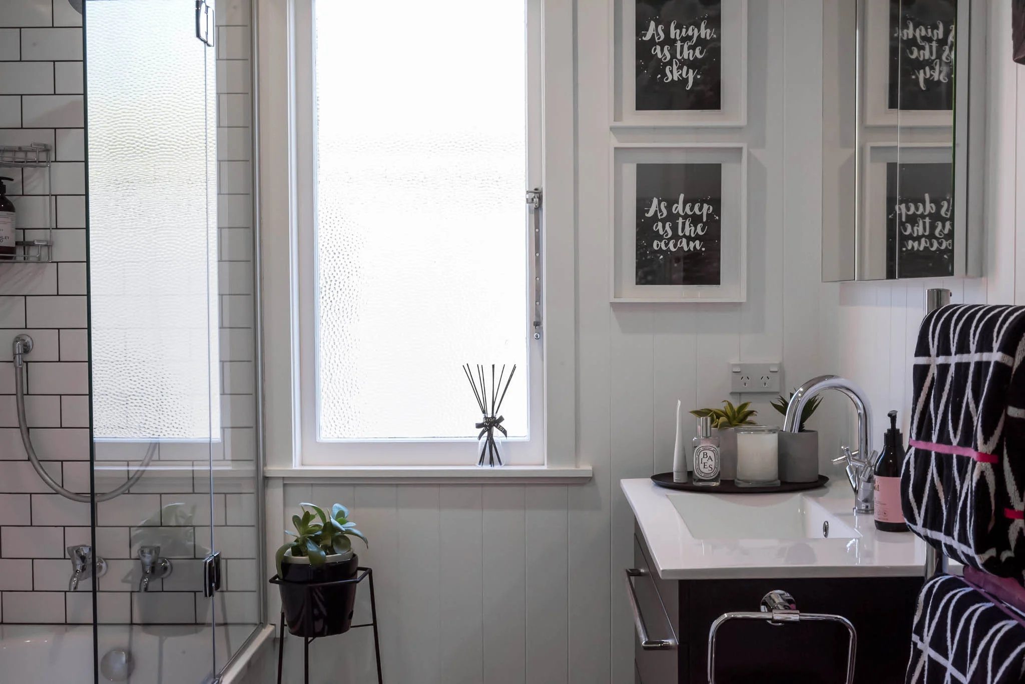 Main Bathroom 2.jpg