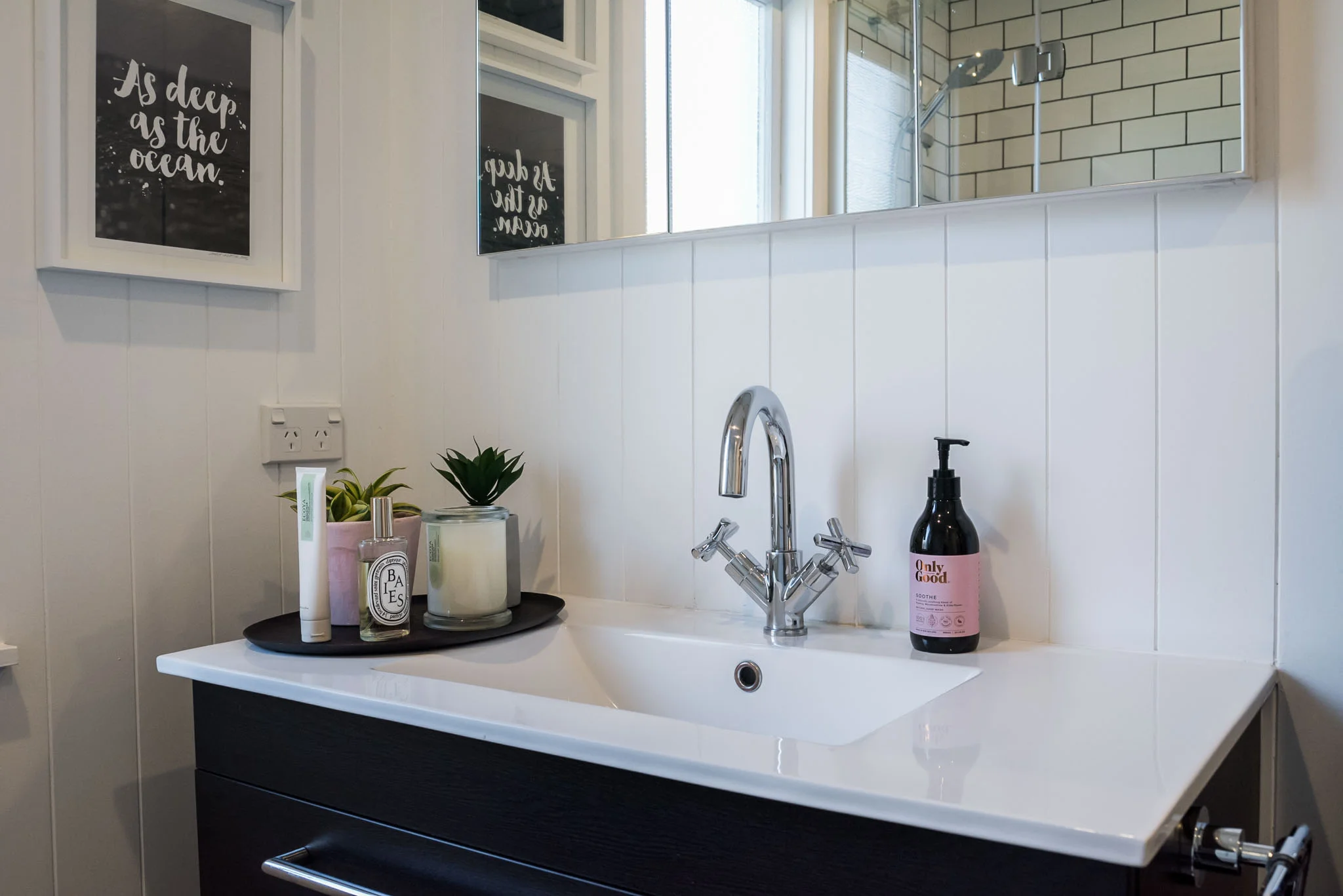 Main bathroom 3.jpg