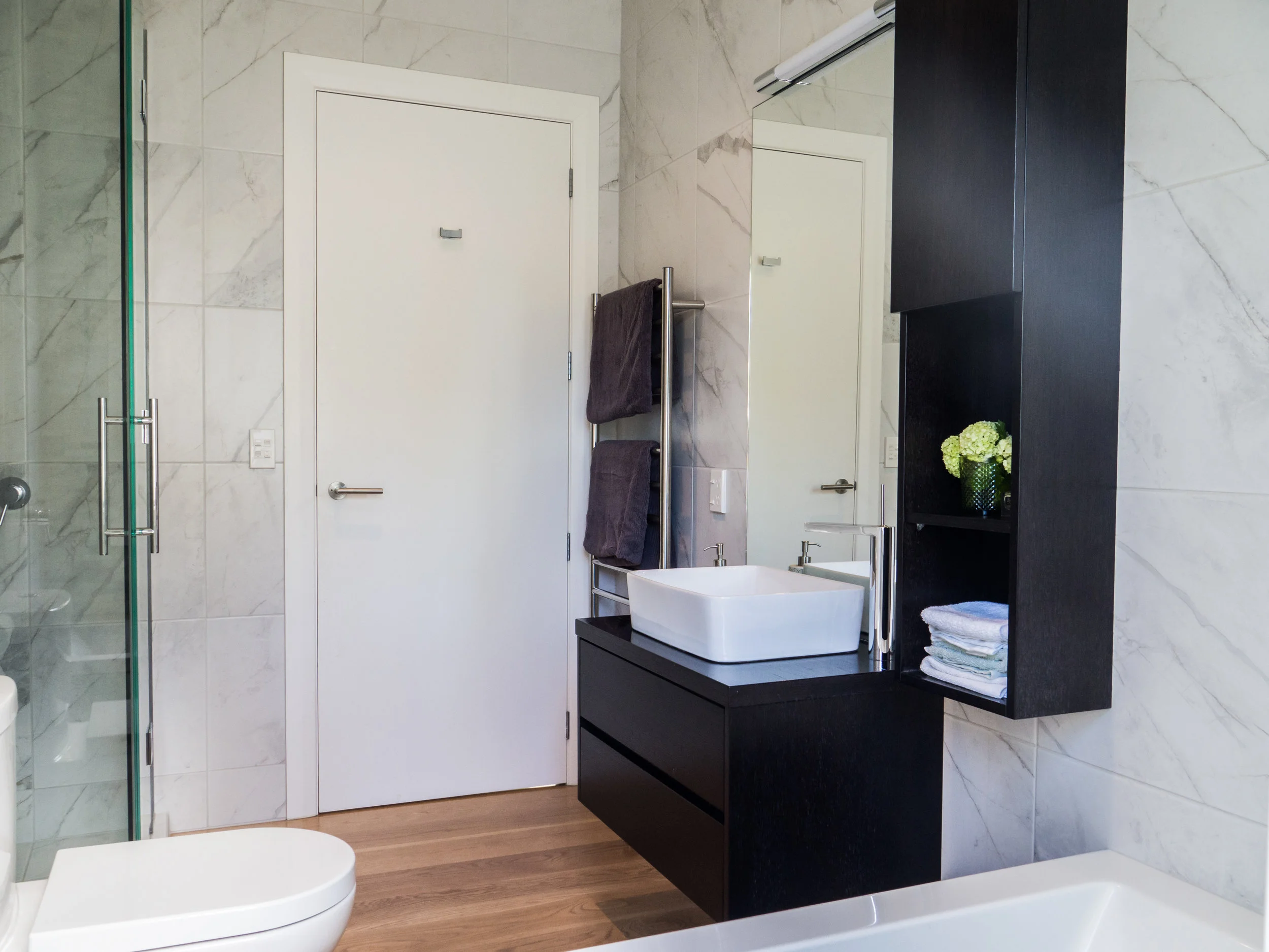 Main Bathroom 3.jpg