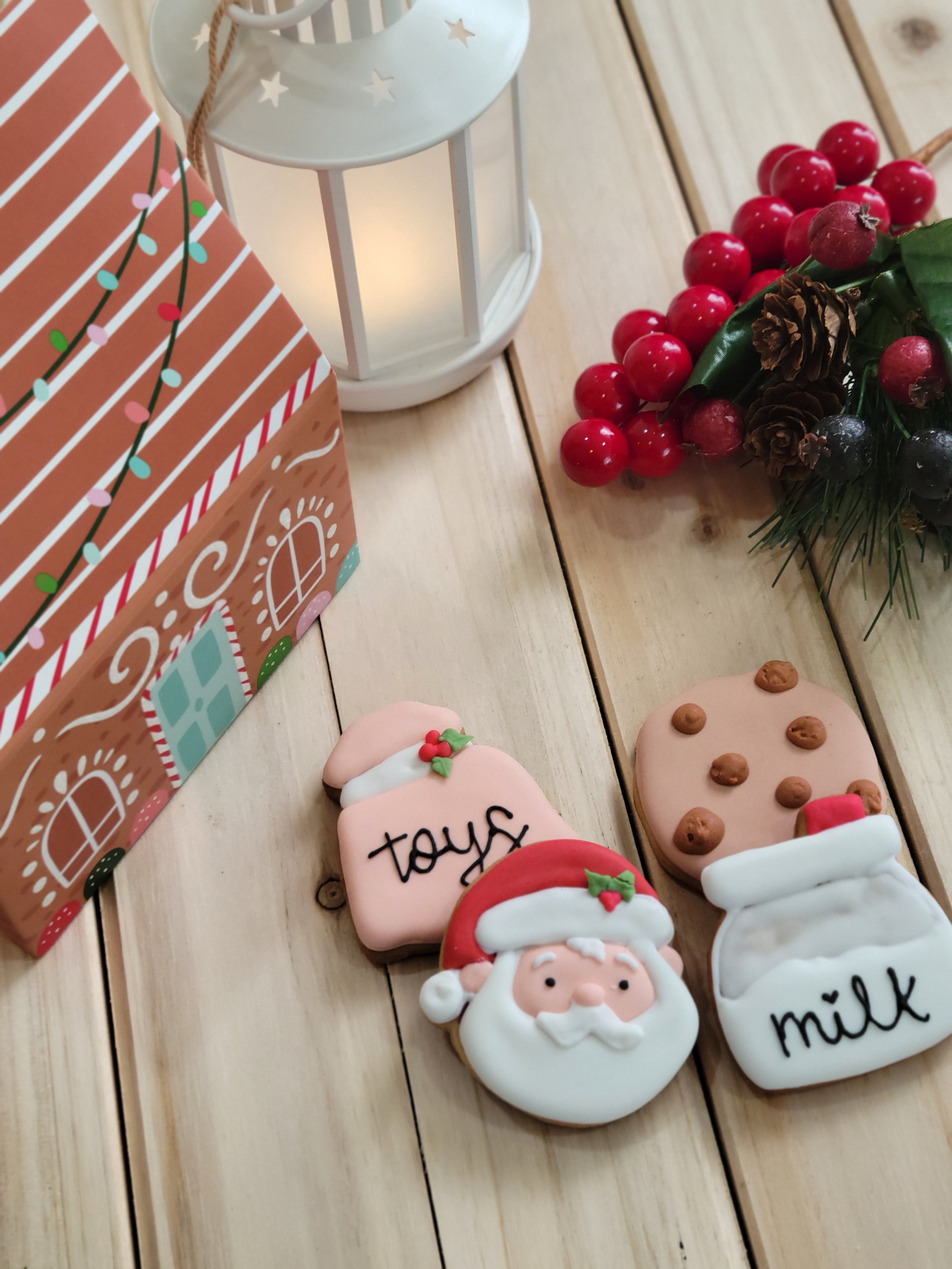 $6 DECORATED COOKIES (4) 