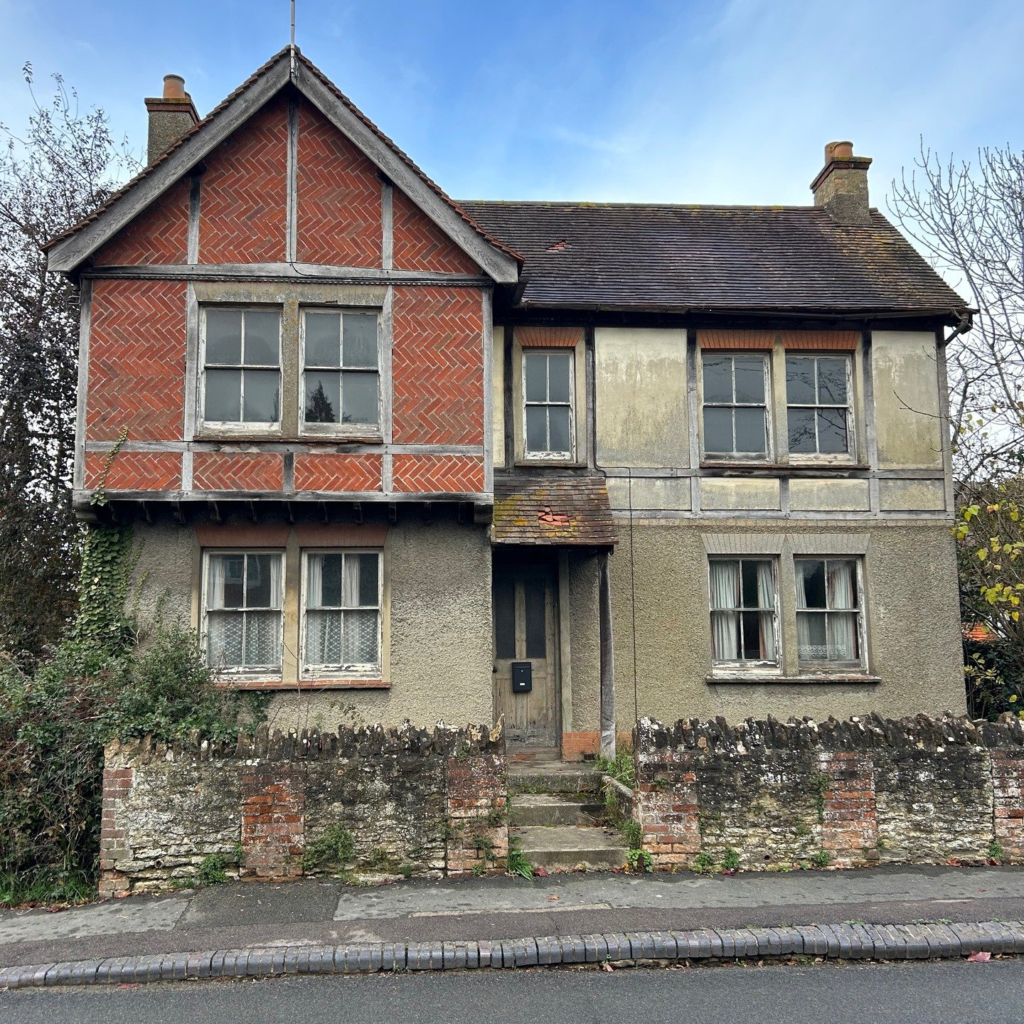 Bringing new life into buildings is always exciting to see. We’re delighted to share that planning permission has been granted for a thoughtfully designed ground and first floor rear extension to this once-neglected home in a beautiful conserva