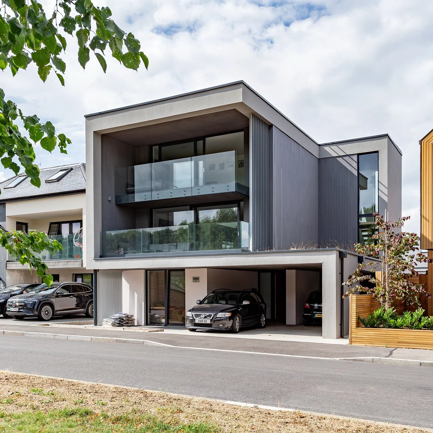 Hari House is a four bedroom, three story self-build home. It provides a strong contemporary architectural statement to Graven Hill in Bicester, Oxfordshire, which is the largest custom and self-build community in the UK. 

The home was constructed f