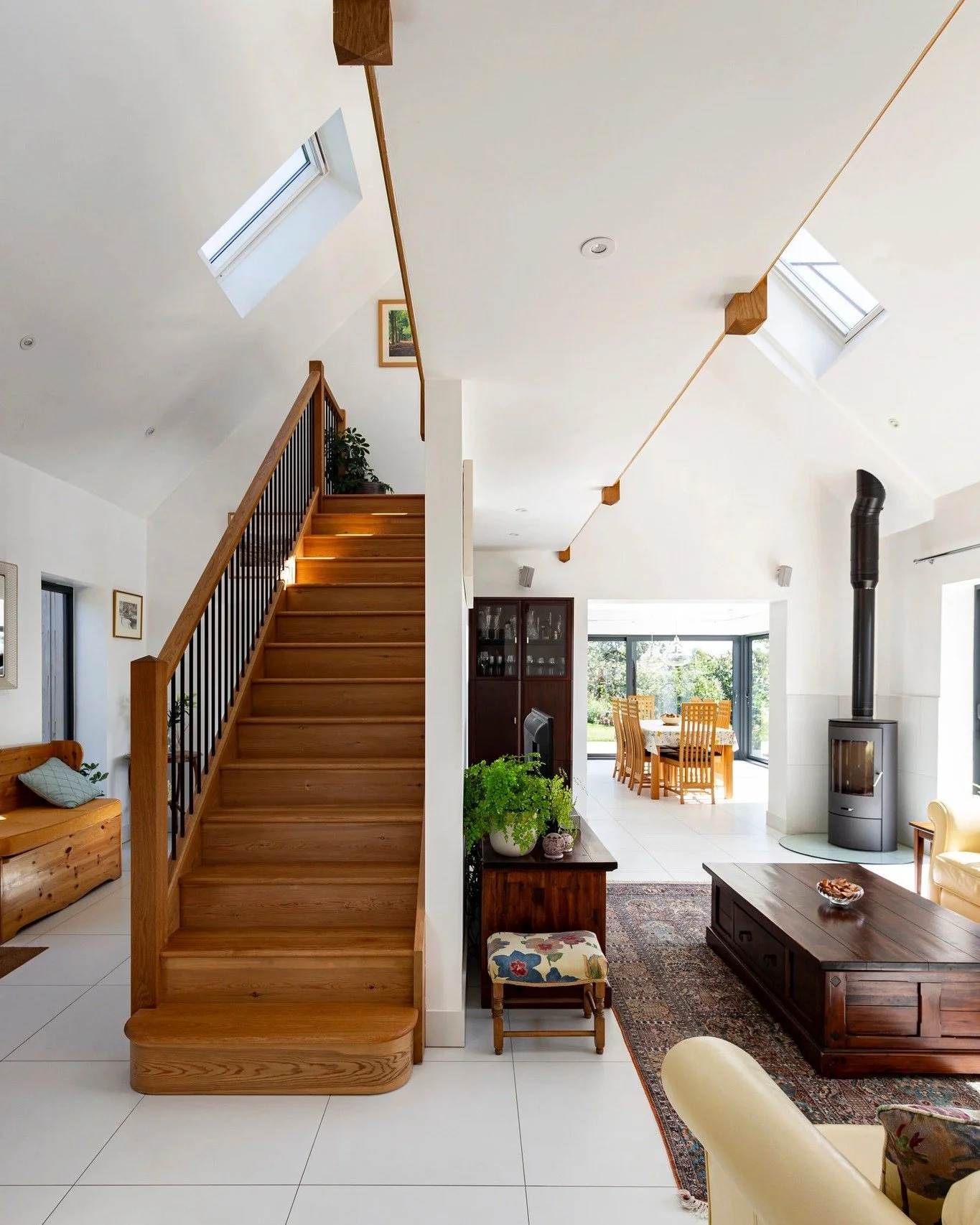 Chapel House is a sensitive refurbishment and extension of a former Methodist chapel (1882) in Littleworth, Oxfordshire. 

The project involved removing poor-quality later additions, carefully restoring the historic fabric, and introducing a contempo
