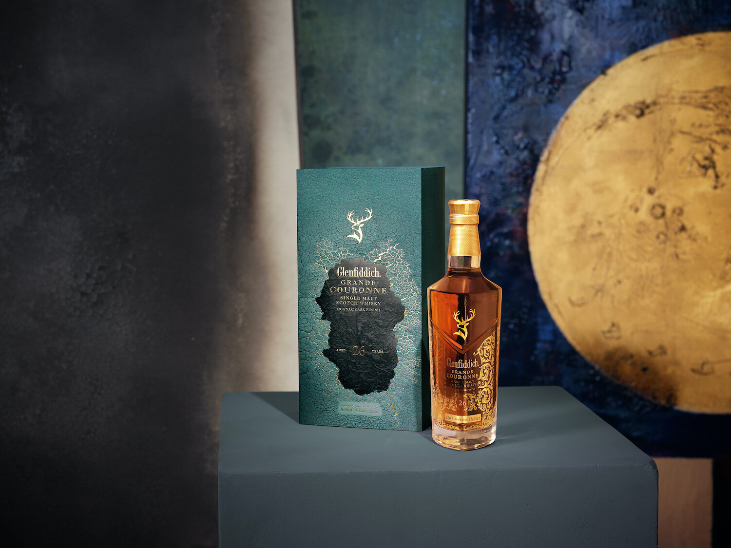 Glenfiddich_DavidAiuServanSchreiber_DavidAndProduct_1213_BOTTLE_v02.jpg
