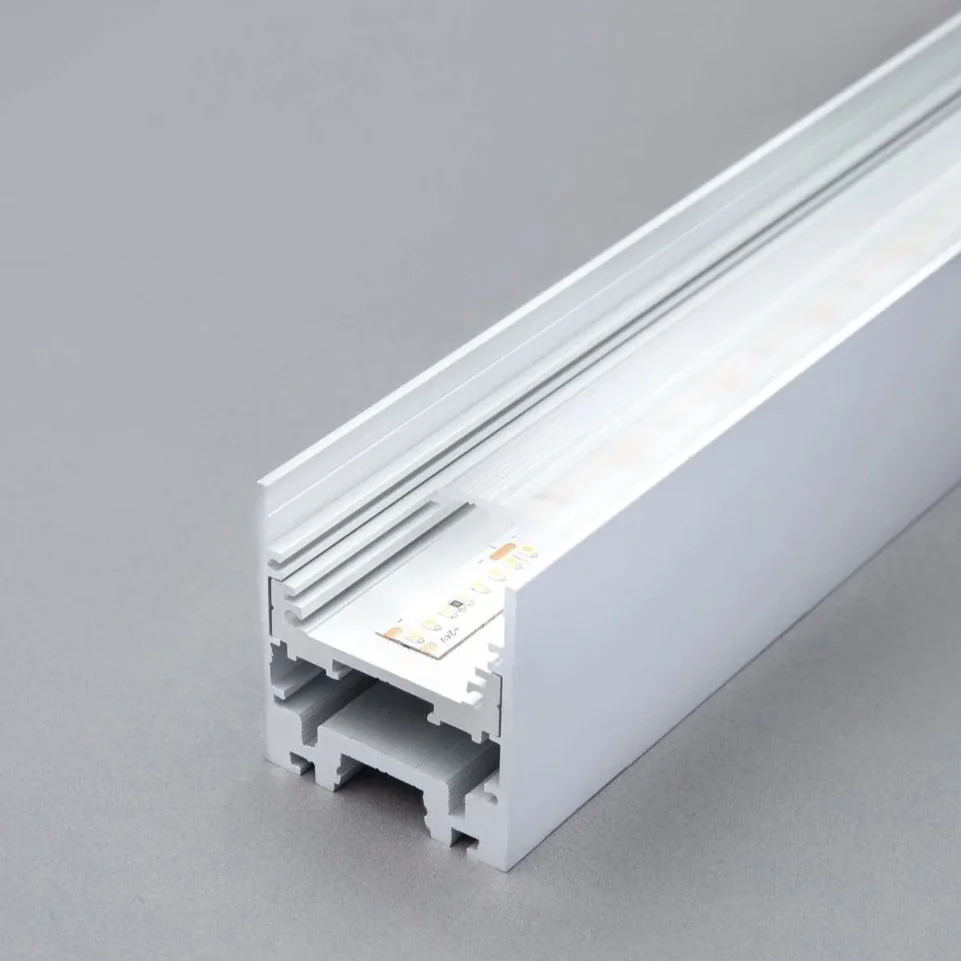 Profilé en aluminium blanc avec bande LED intégrée.