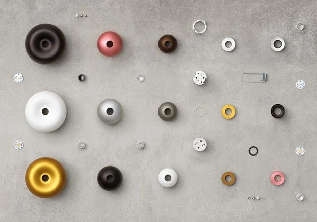 Différents boutons, clips et attaches de différentes tailles et couleurs fixés au mur