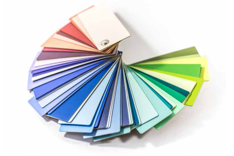 Échantillons de couleurs de peinture ou de décoration, disposés en cercle avec une transition de couleurs pastel, du rose au vert.