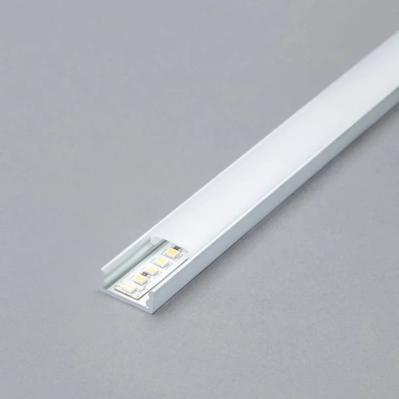 Barre lumineuse LED blanche sur fond gris.