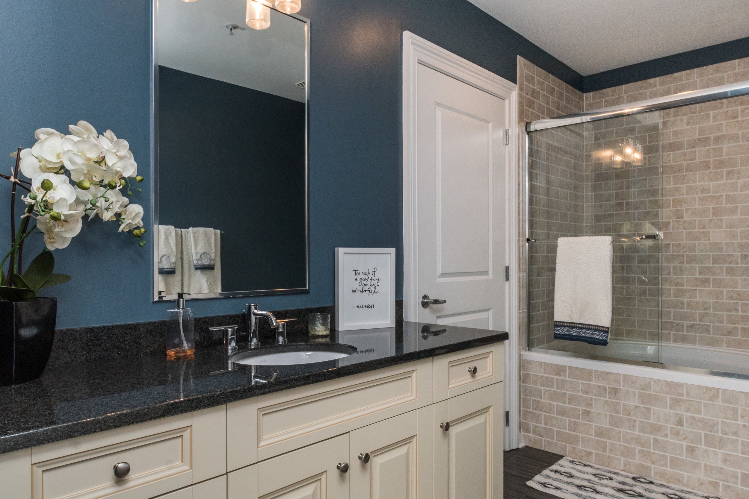 022_Hallway Full Bathroom.jpg