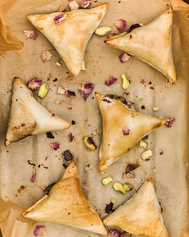 My feed has seen a surge in the number of people baking and cooking and trying something they otherwise wouldn&rsquo;t have before! What have you made during #quarantinecookoff ? 🍞🥨🍰 Pictured: a chocolate samosa recipe that&rsquo;s already on gold