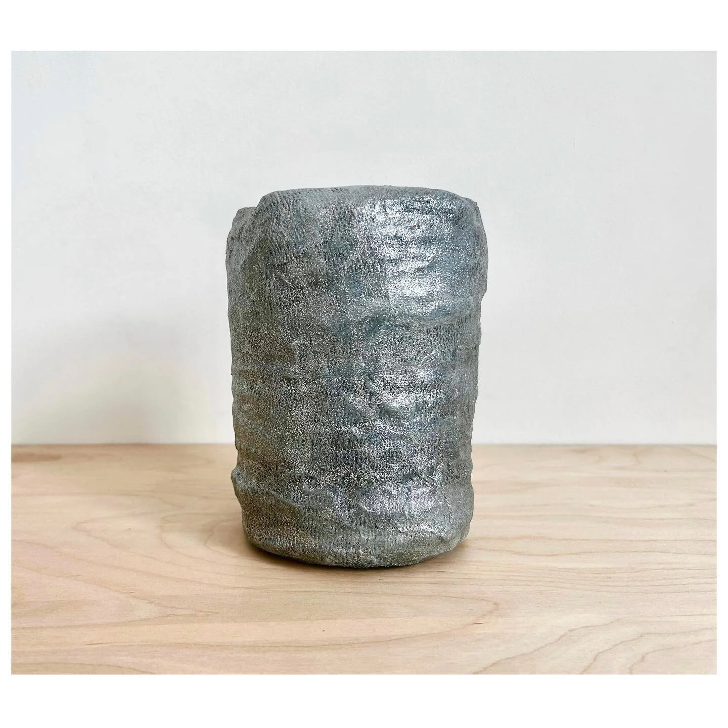 Up from the depths💧

Grot
Found cardboard, glitter glue, string, gaffer tape, plaster, scrim, plaster bandage, paint
20 x 15 x 11cm
2023

#contemporaryart #sculpture #tin #can #glitter #object #flotsam #jetsam #beachcoming