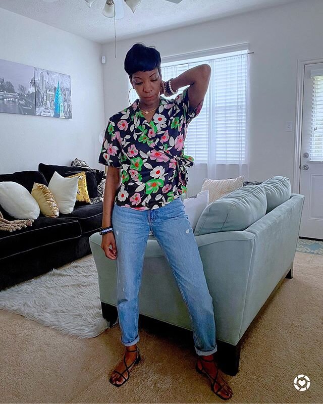 I&rsquo;m finding myself really into big floral prints this season. Also thinking I may need the matching pants to this shirt. Happy Juneteenth! Click the link in the bio to shop this exact outfit. The shoes are from @hm and  no longer available onli