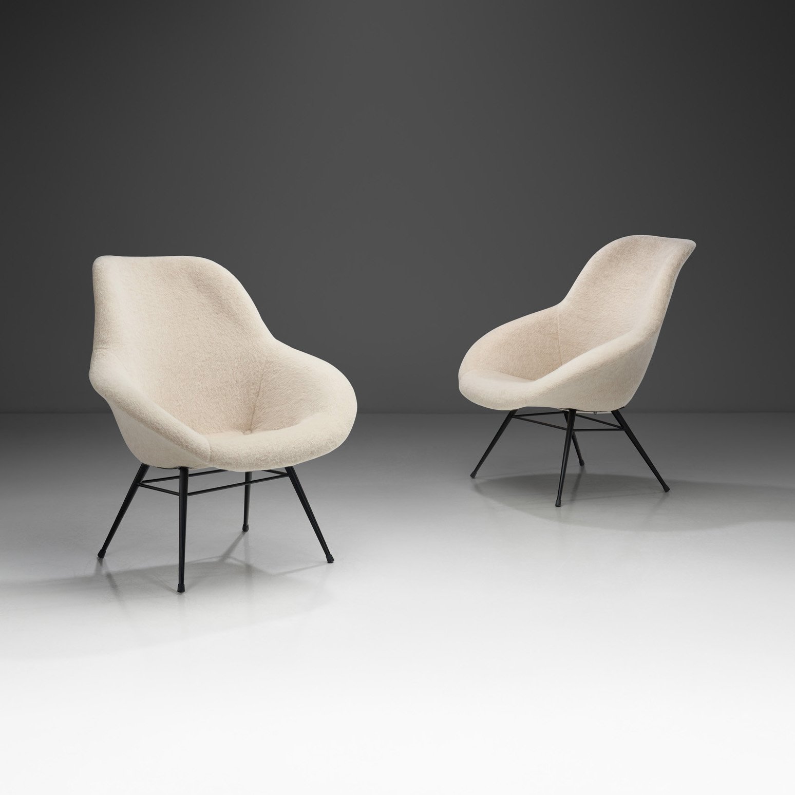 Pair of Lounge Chairs with Tubular Metal Legs, Europe ca 1960s