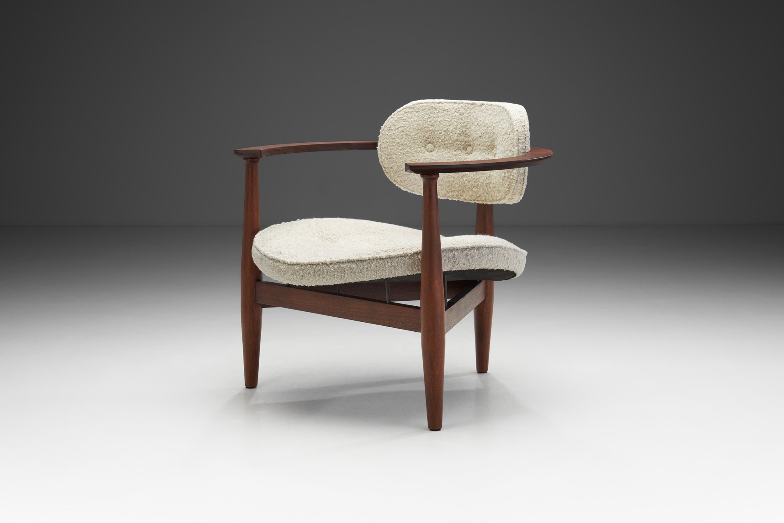 Mid-Century Tripod Shell Armchair, Europe ca 1960s