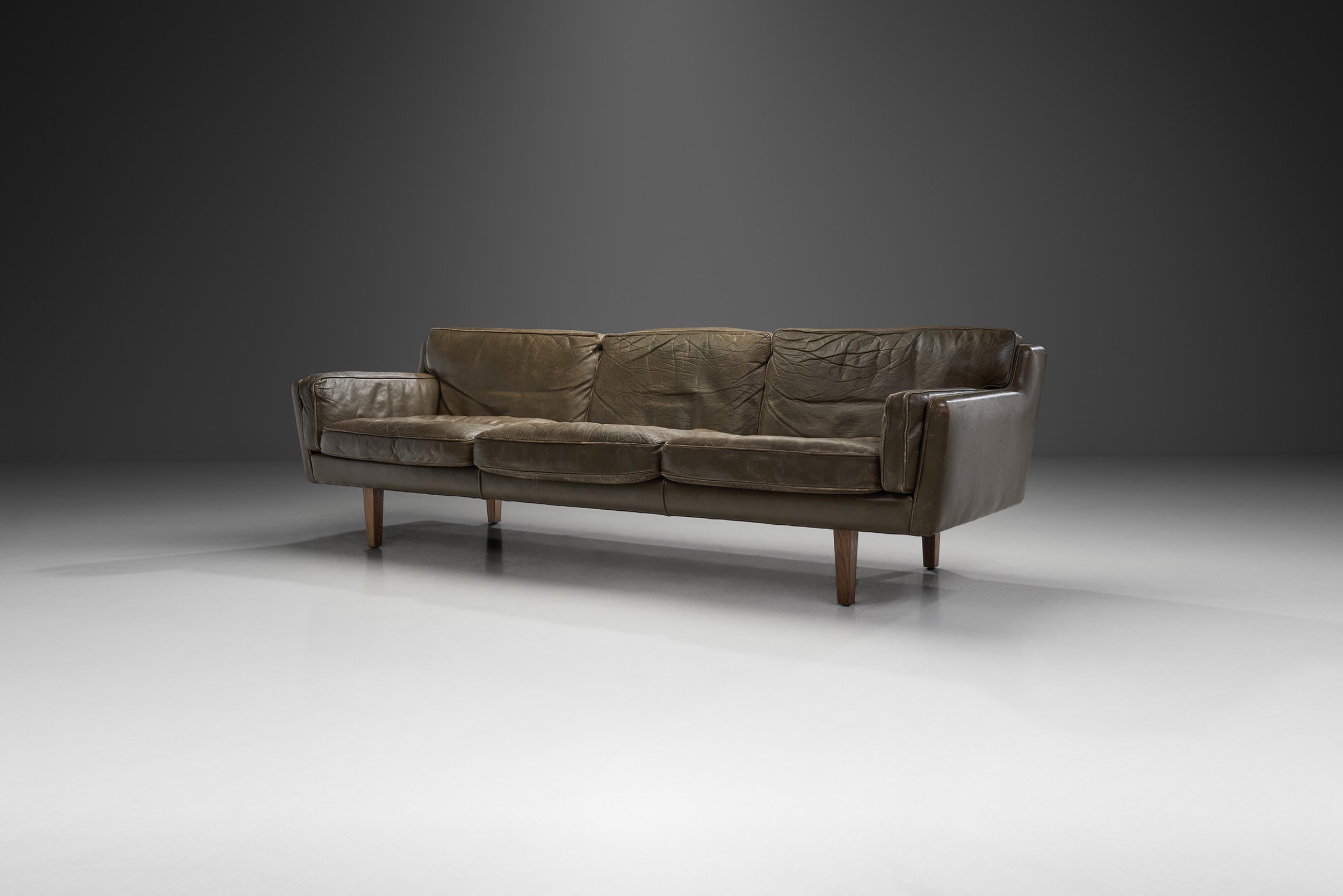 Illum Wikkelsø Model V11 Leather Sofa for Holger Christiansen, Denmark 1960s