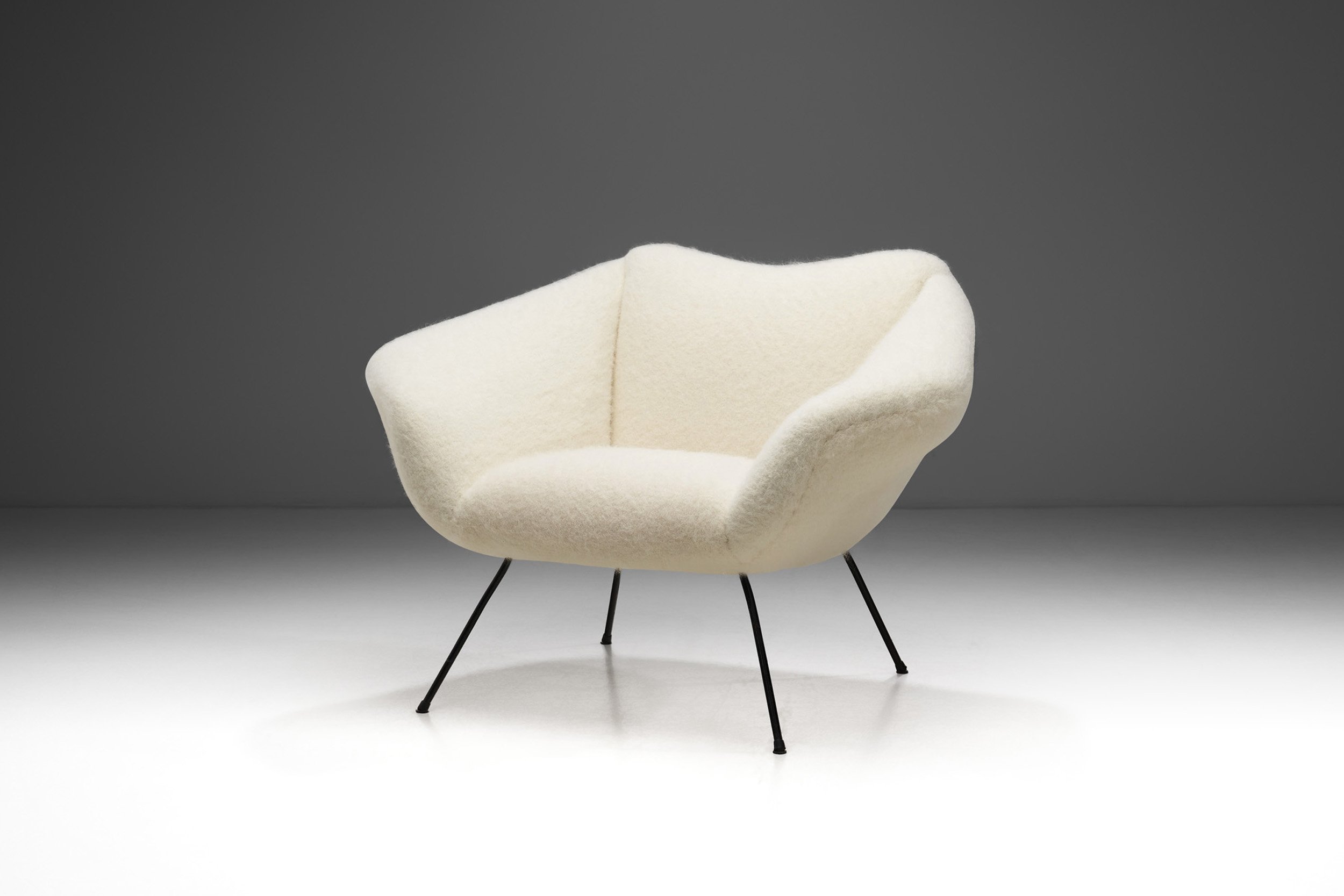 Italian Mid-Century Modern Upholstered Lounge Chair with Metal Legs, Italy 1960s