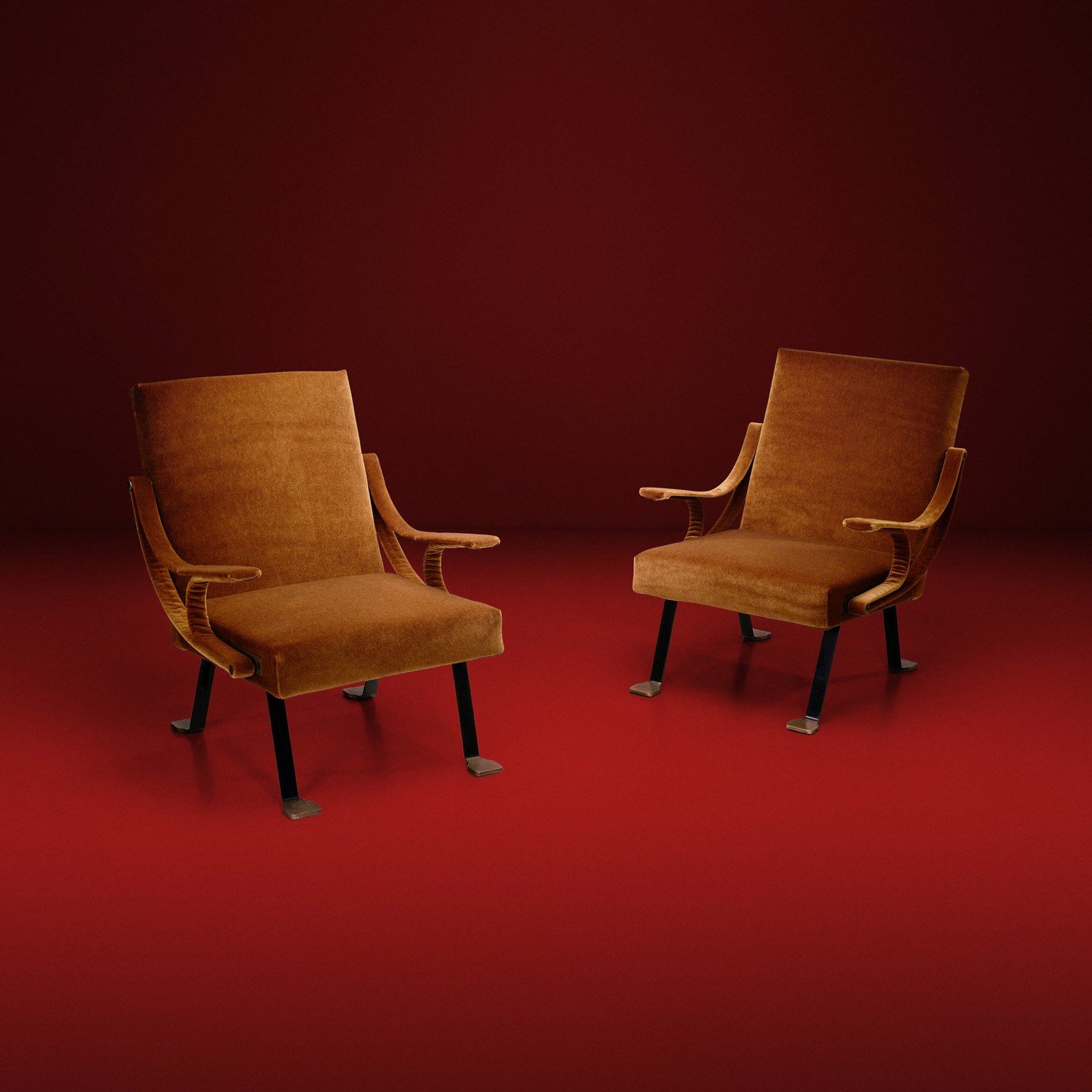 Designed by Ignazio Gardella for Gavina ca. 1957, the "Digamma" armchairs capture a moment when design transcended pure functionality to embrace sculptural, expressive form.⁠
⁠
The fully upholstered bodies, tapered metal legs, and outward-p