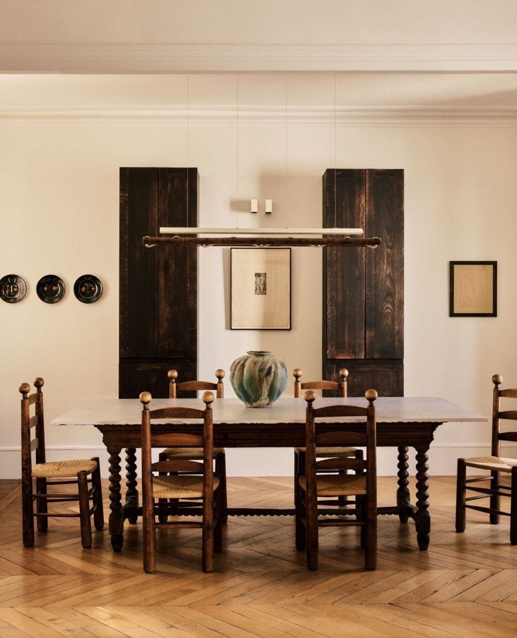 Texture, proportion, and patina take center stage in this Paris apartment by @sausset_leou. From the low, sculptural coffee table to the statement dining setting, every element feels intentional and grounded. Sausset Leou beautifully captured that ef