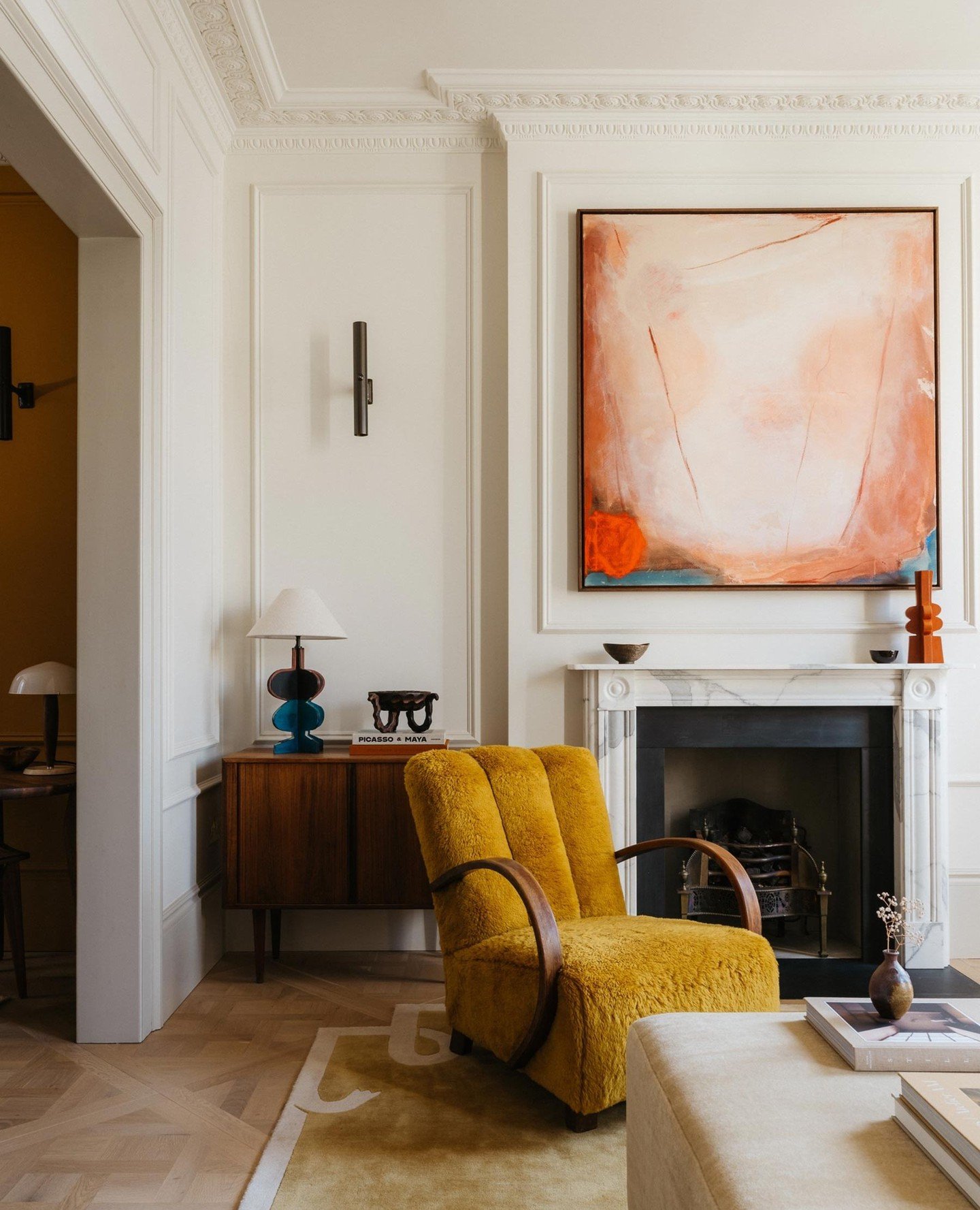 A townhouse that proves classic doesn&rsquo;t have to mean predictable.⁠ ⁠
⁠
Just steps from Hyde Park, this Grade II&ndash;listed home blends traditional architecture - parquet floors, sash windows, and ornate moldings with interiors full of persona