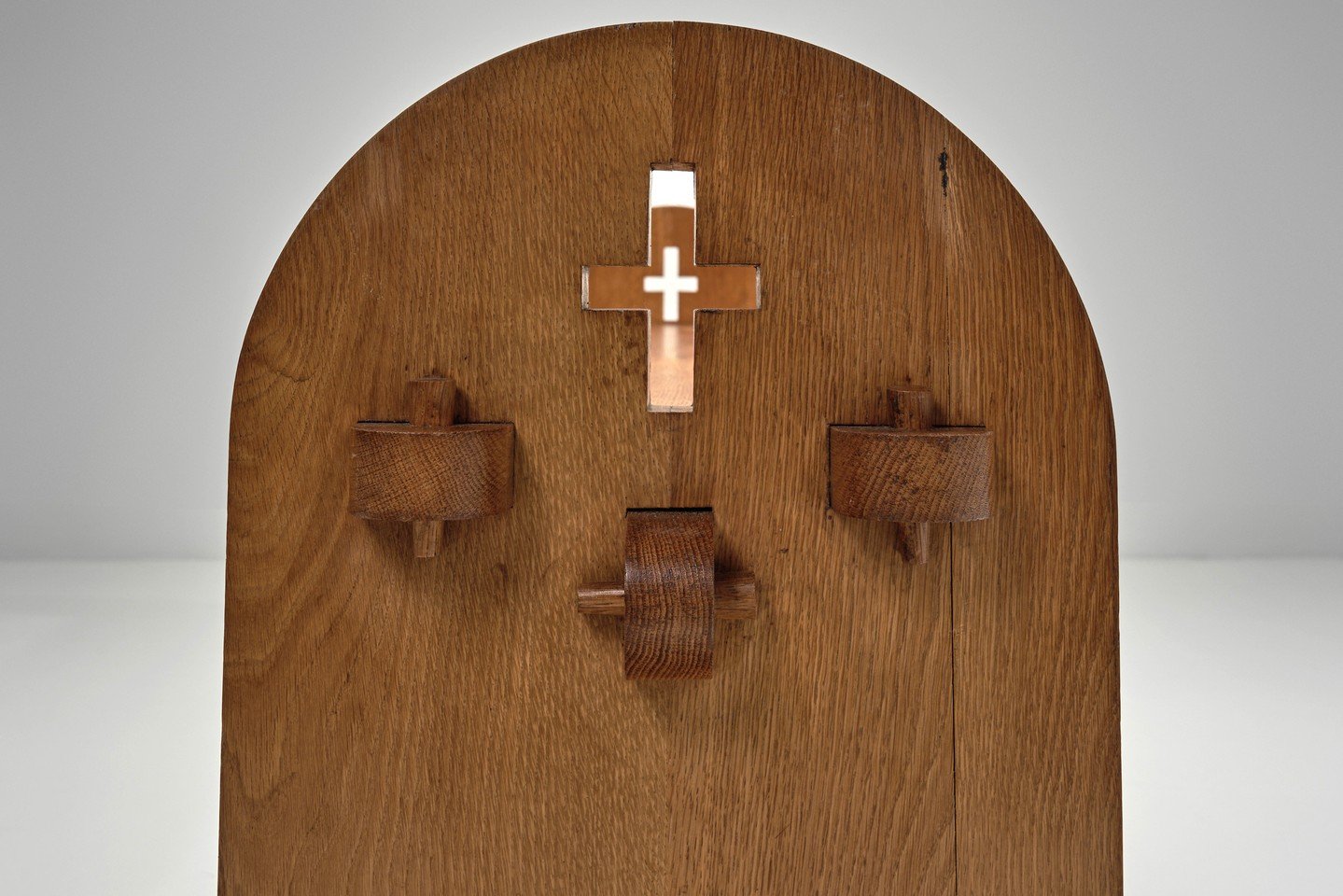 Timeless design never goes out of style. This 20th century oak bench celebrates simplicity and functionality. It&rsquo;s a piece where thoughtful design meets enduring quality.⁠
⁠
Made from solid oak, it showcases the wood&rsquo;s rich grain and warm