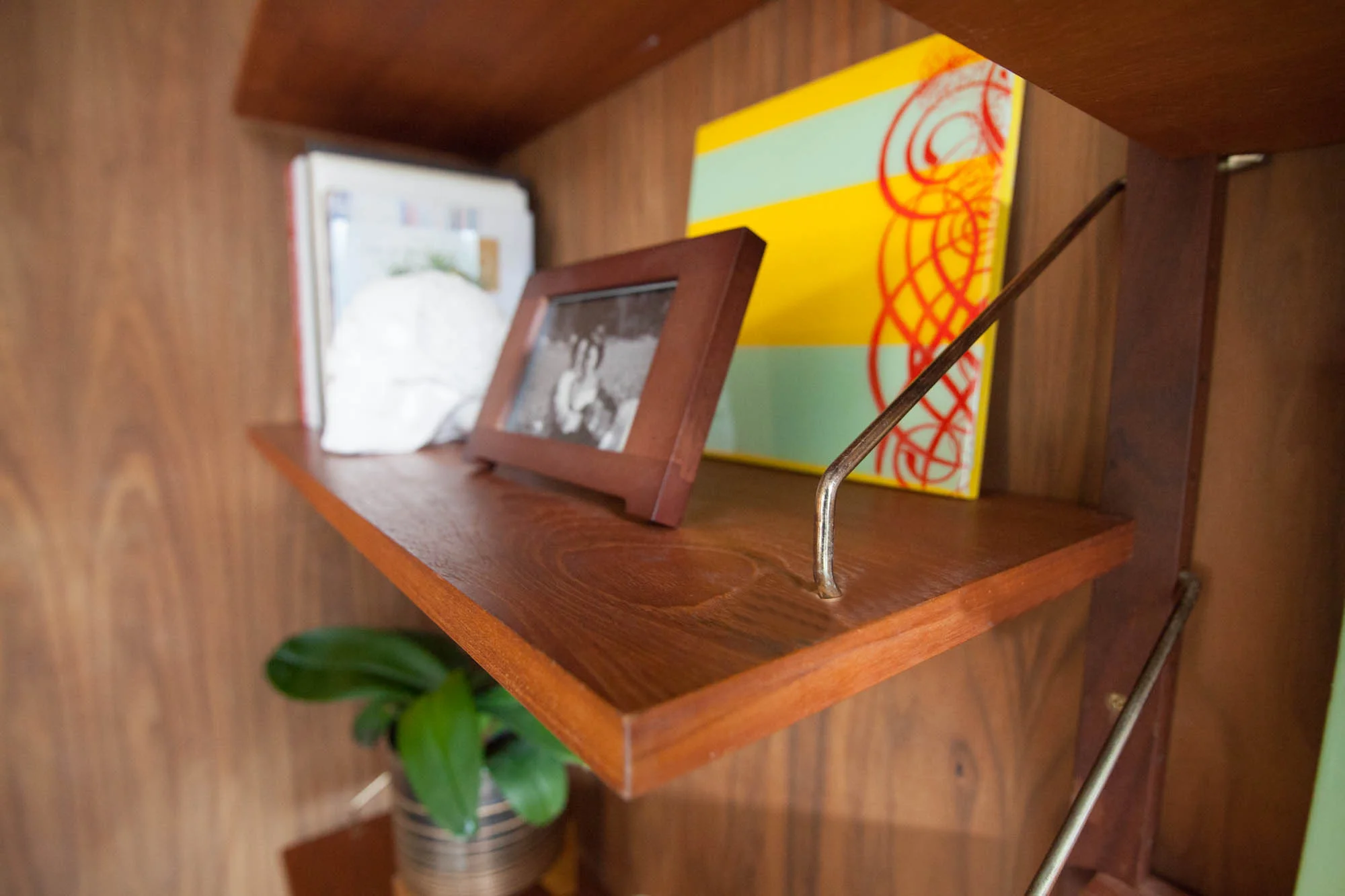 The detailed craftsmanship of the shelves and brackets are so meticulously designed.