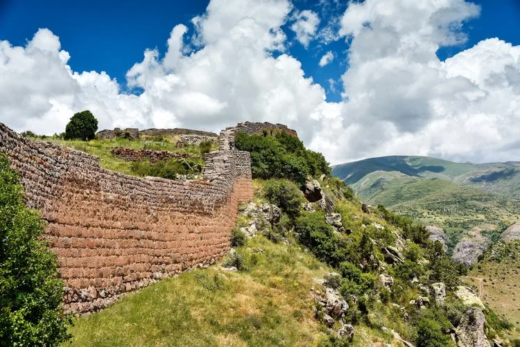 Fortress walls and towers still standing, as documented by Strabo