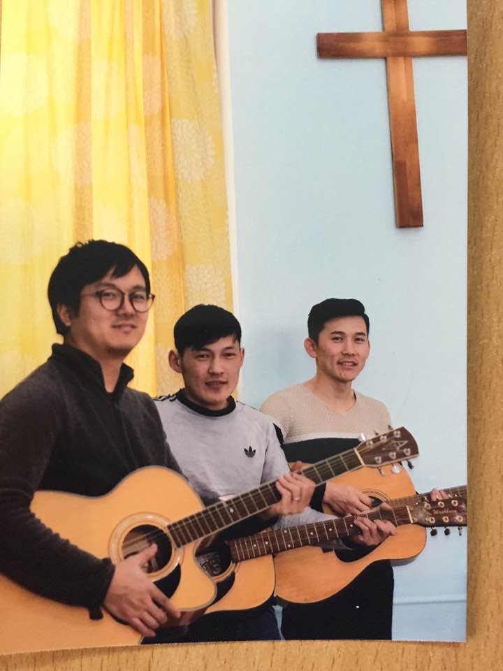 (왼쪽부터) 배현석 전도사님, 자야, 어르헝 형제