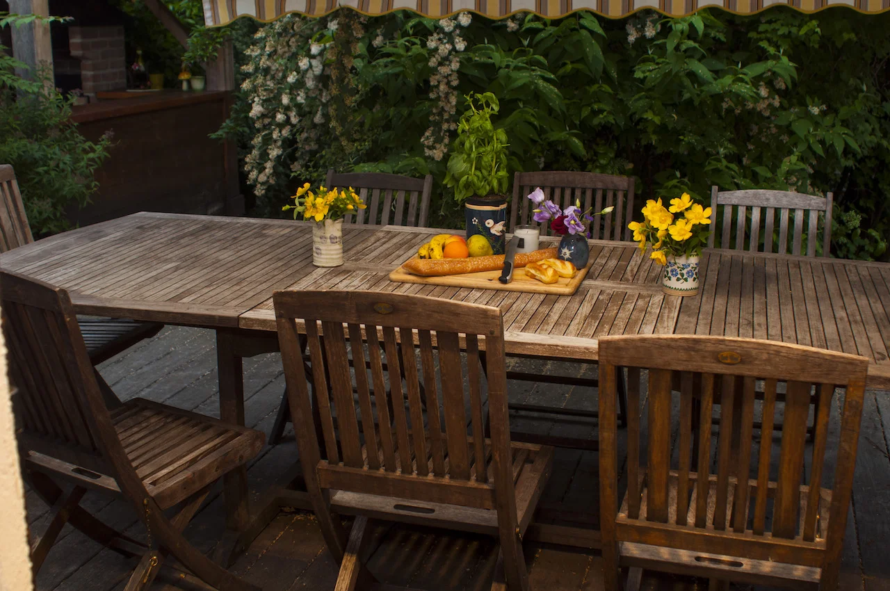 Outdoor dining for 16