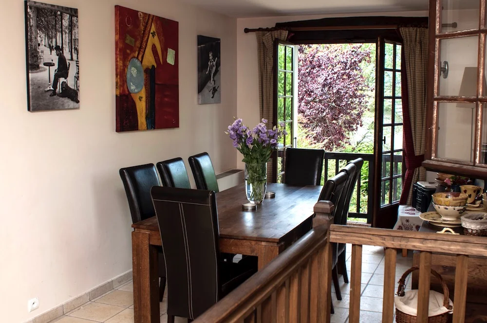 Kitchen dining area