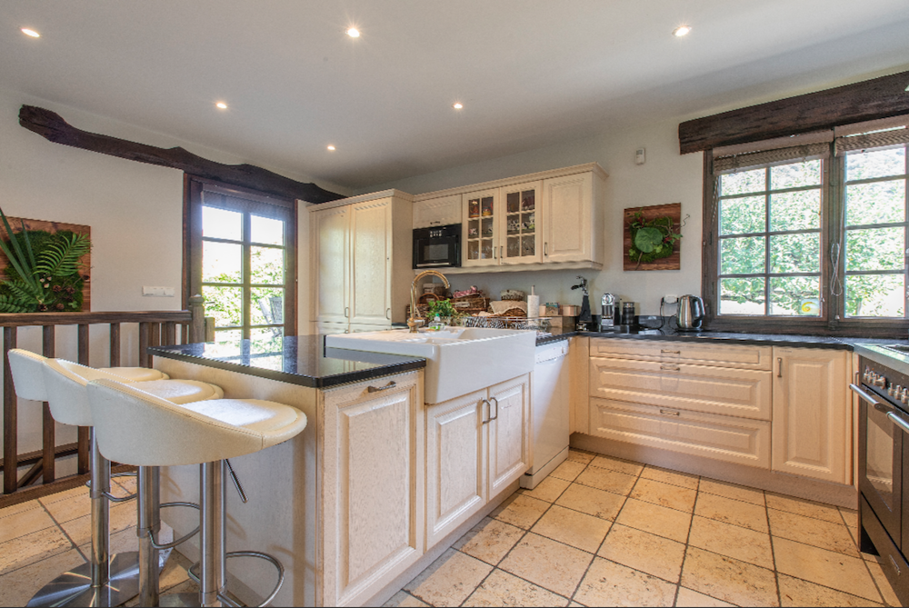 Fully equipped kitchen.