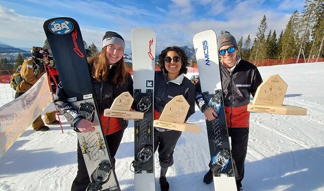🇨🇦🇨🇦🇨🇦🥳 3 Canadians on the podium at an Italian FIS race today! Another chance tomorrow!! 💪💪
@canadasnowboardteam

#howamIgoingtogetthistrophyhome 🤔