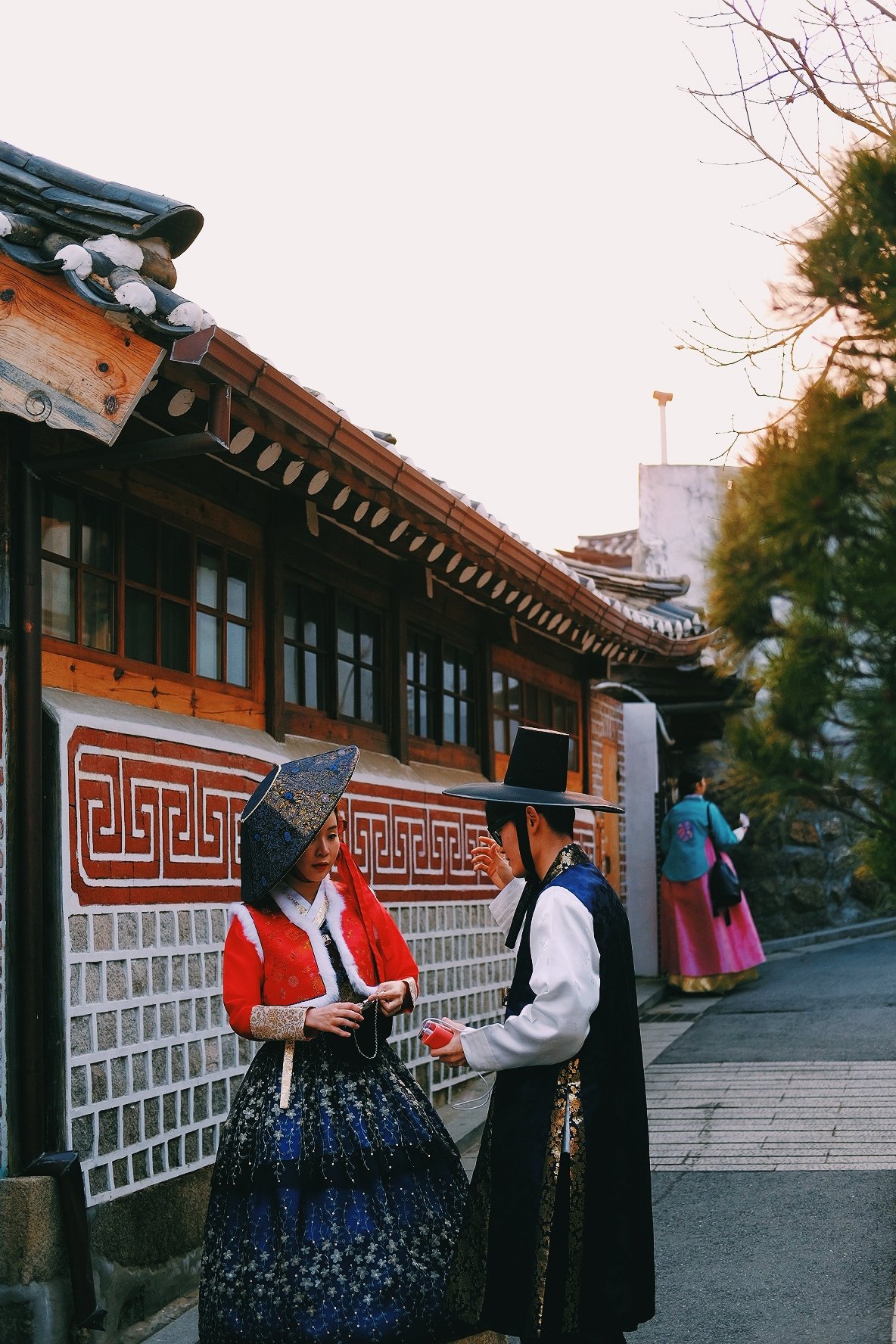  Korean couple dressed in traditional hanbok in Seoul, South Korea 
