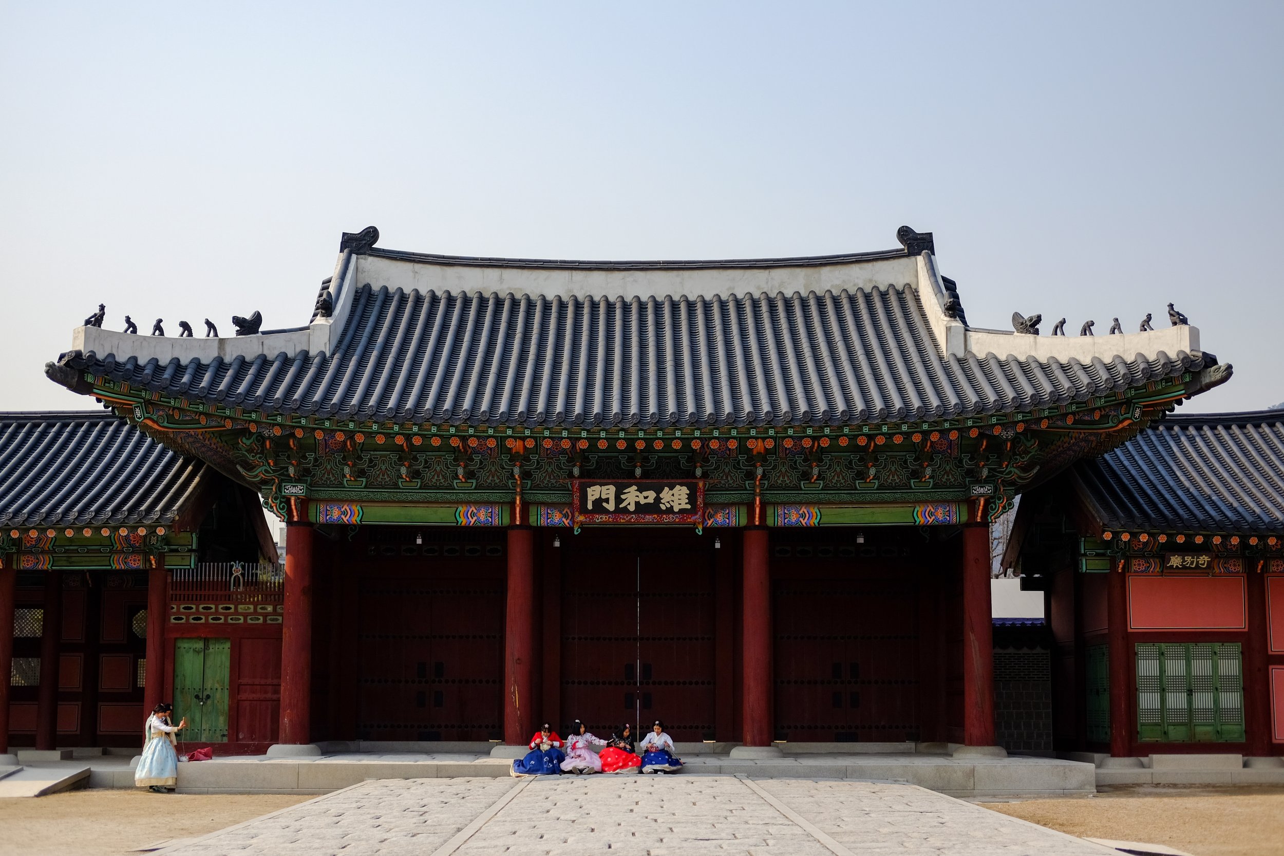  Taking a break at Gyeongbokgung Palace, Seoul, South Korea 