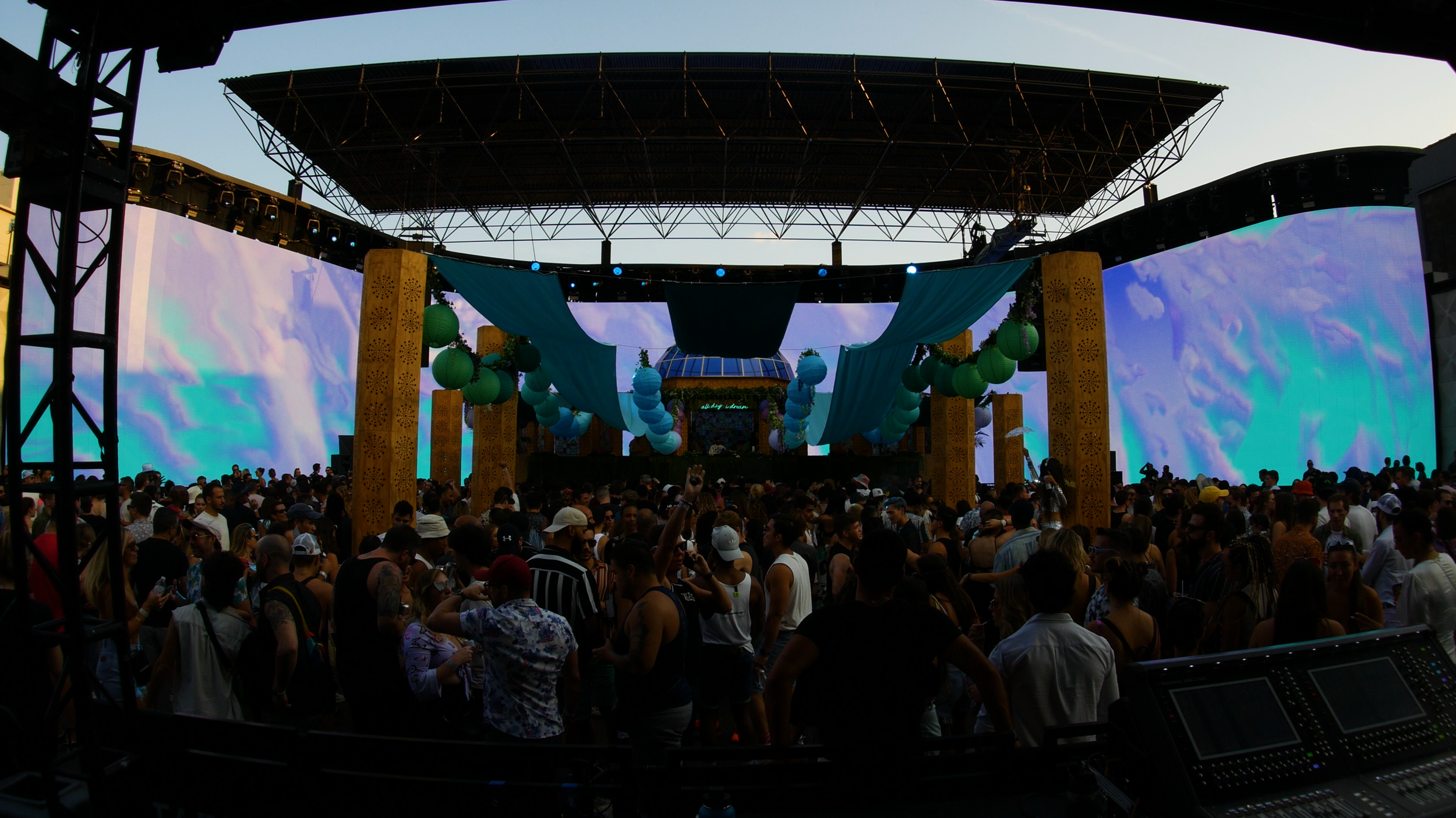 Gleix_LiveVisuals_NYC_TouchDesigner (9).webp