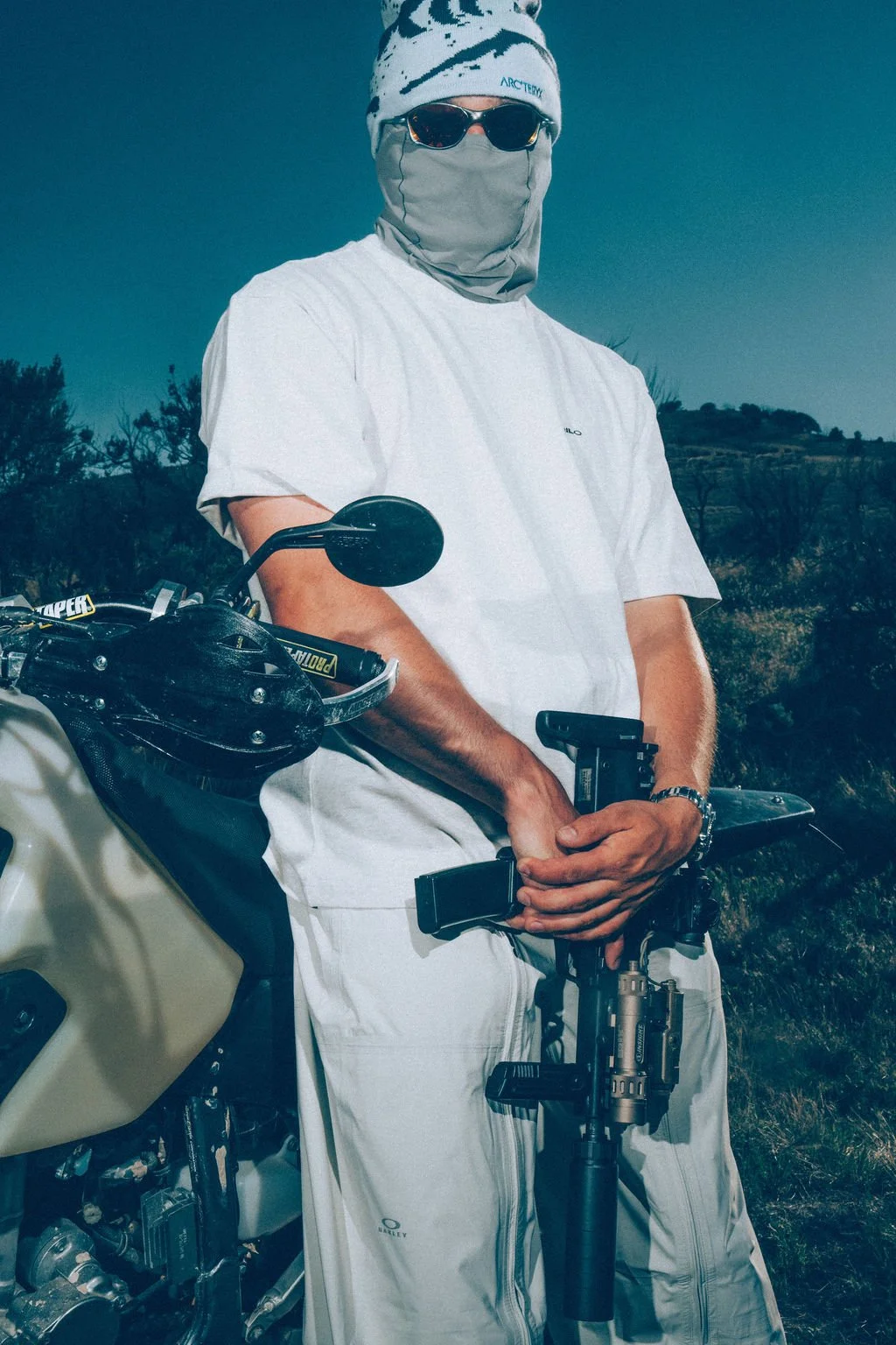 Qilo_26MED038_AllWhite_02.jpg