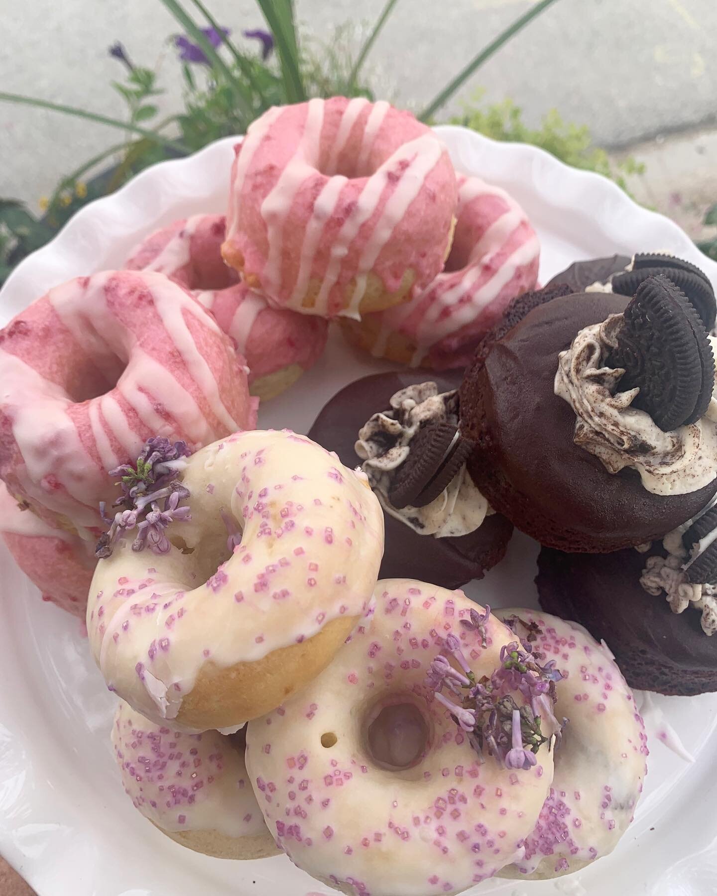 It&rsquo;s lilac season! We are enjoying the scent all around us, and with today&rsquo;s doughnuts: 🍩 
Lilac with Vanilla Bean
OREO 
Raspberry White Chocolate 
See you today!