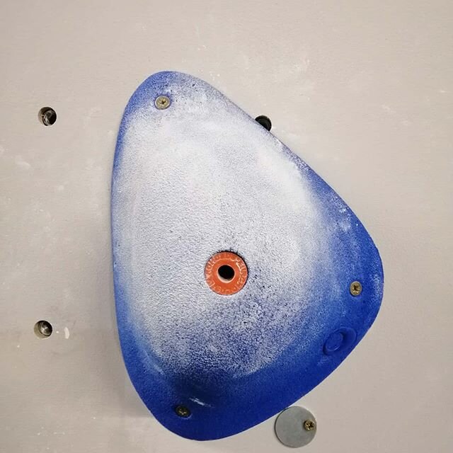 Here's one to get us all psyched on a Monday 🚀

Found it on the recent UK tour with @chicksnchalk. Looks good to hold on to do you agree? 🙌 Great colour 🤩 and smooth shape. Anyone know the brand? 
Get the upper hand

Get to know your holds 🙌
.
.
