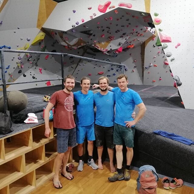 Climbing walls are about so much more than climbing 🤜🤛
. 
#missingmondays...a big room full of friends 🙌
. 
Support the walls as best we can 👏👏👏
. 
If your missing the wall, or home alone and need a chat about climbing, dm me 🙂
.
.
.
.
#climbi