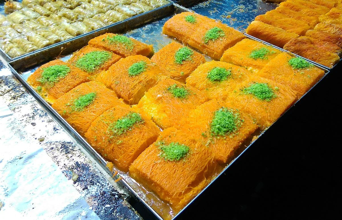 A tray of fresh kanafeh. Photo taken by Maor X, distributed under CC BY-SA 4.0 license.