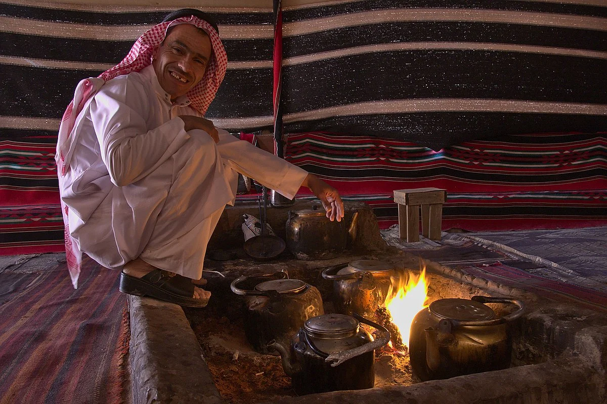 Preparing Bedouin tea next to the fire. Photo taken by Rob Oo, distributed under CC BY 2.0 license.