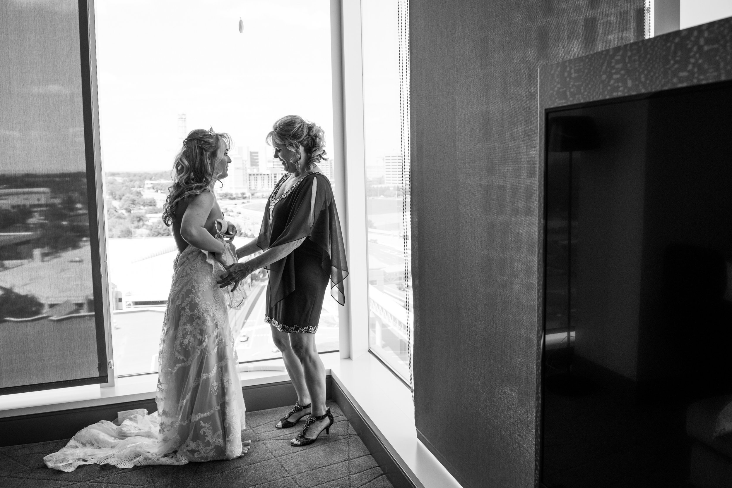 MeadowlarkGardensWedding-Ashley&Kevin-GettingReady-83.jpg