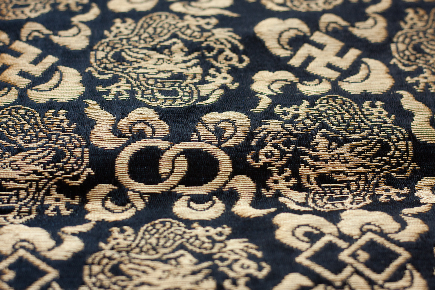 Due to my enthusiastic interest in Cloud Brocade, I was given opportunity to participate in the making of this piece from beginning to end - from hand drawing the grid pattern to pulling warp threads, to weaving. 