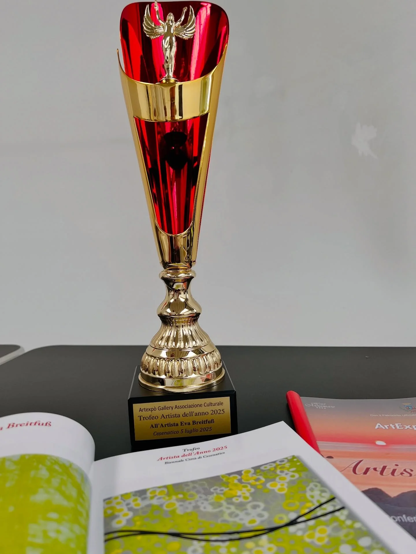What a lovely surprise, what a lovely day today…
Thank you @artexpo_gallery for recognizing my art, myself and awarding me with the Trofeo
Artista dell’Anno 2025
Walking beyond the lines - acrylic on wooden box, 15x15cm
#award #artawa