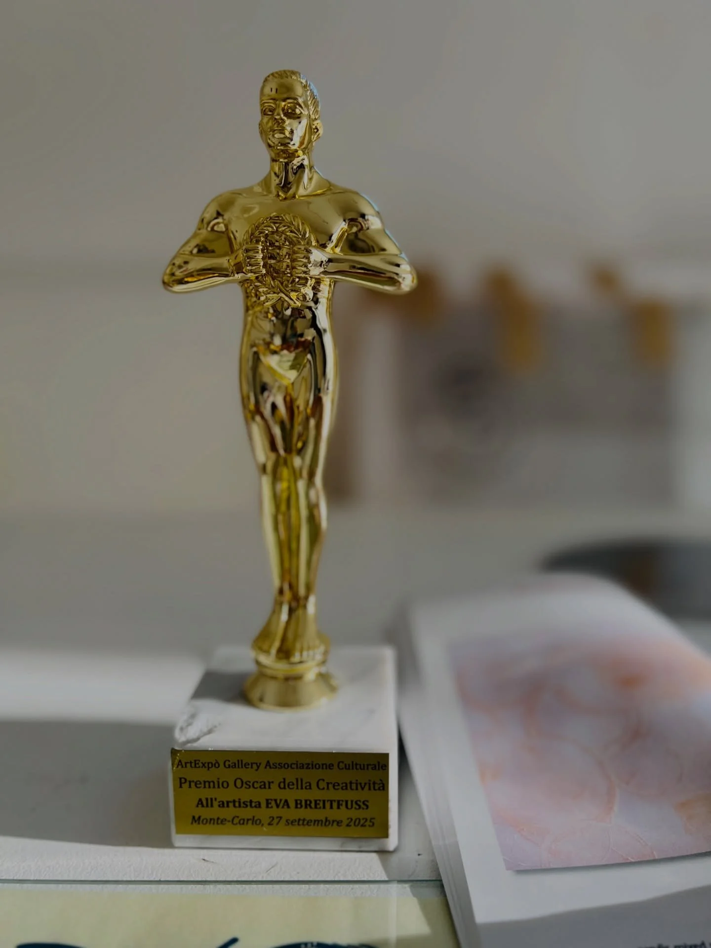 Biennial Award
Oscar della Creativita
Monte Carlo, September 27, 2025
Principality of Monaco
***
*
Critical Motivation for the Artist&rsquo;s Works
Eva Breitfuss
The visual language is distinguished by its formal sobriety and chromatic refinement, in