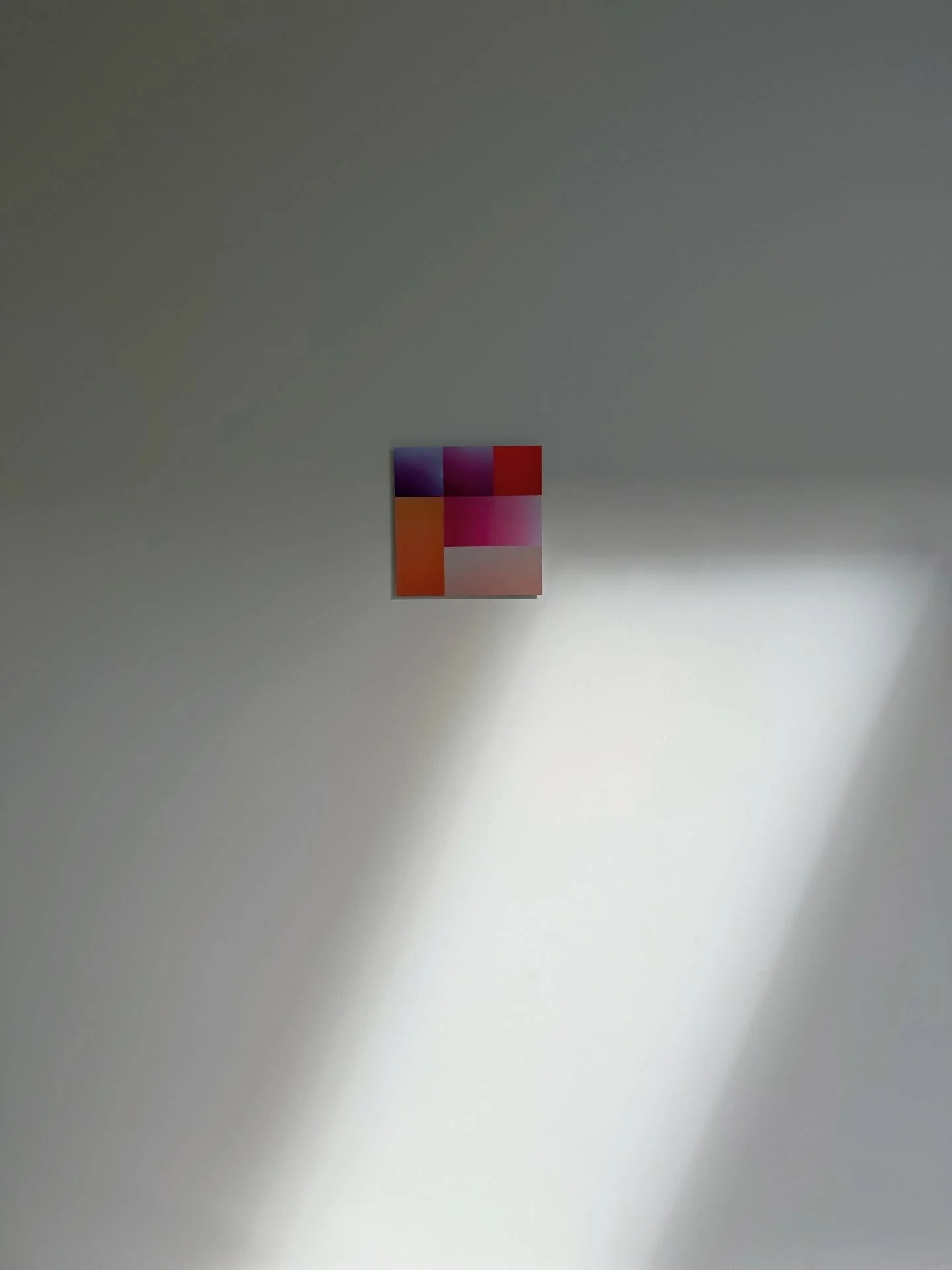 eine zarte Ber&uuml;hrung&hellip; 

Ein kleines Farbfeld behauptet seine Existenz im weiten Wei&szlig;. Licht und Raum werden zu aktiven Mitspielern, w&auml;hrend das Werk zwischen Sichtbarkeit und Stille oszilliert. &bdquo;FRAGMENT OF NOW&ldquo; ver