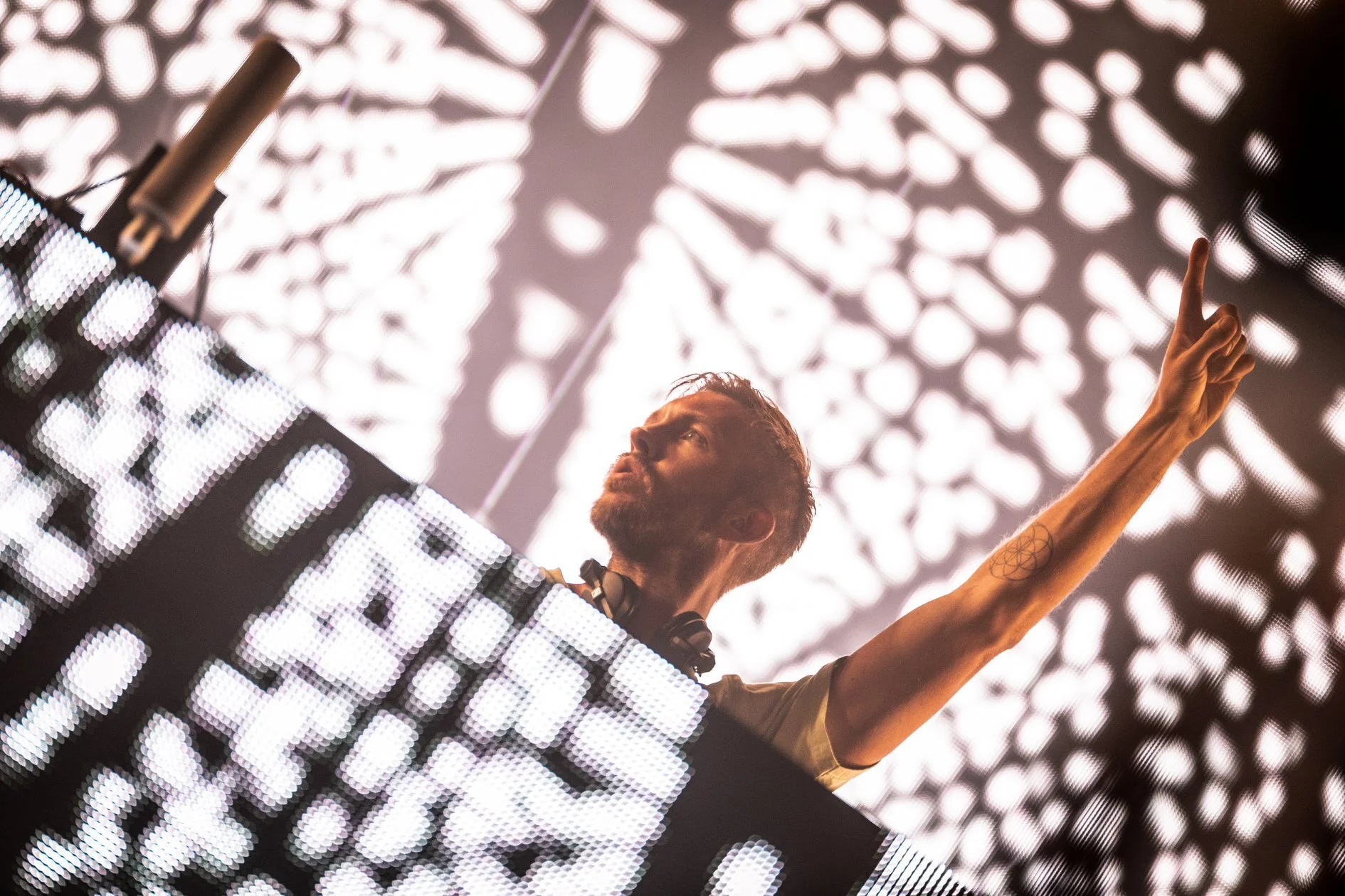 CALVIN HARRIS DROPS "SENSES" REMIX AGAIN AT SONNEMONDSTERNE 2019 FESTIVAL IN GERMANY [VIDEO]