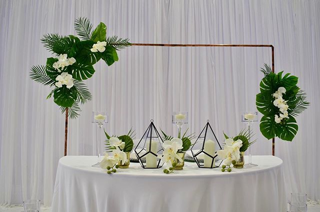 Simplicity is the ultimate sophistication. 
Decor: @fb_bespoke_events 
#meetthefam19 #sweethearttabledecor #weddingdecor ##weddinginspiration #weddingdesign #tropicalweddingdecor 
#weddingdecor #wedding #2019bride #weddingplanner #weddinginspiration 