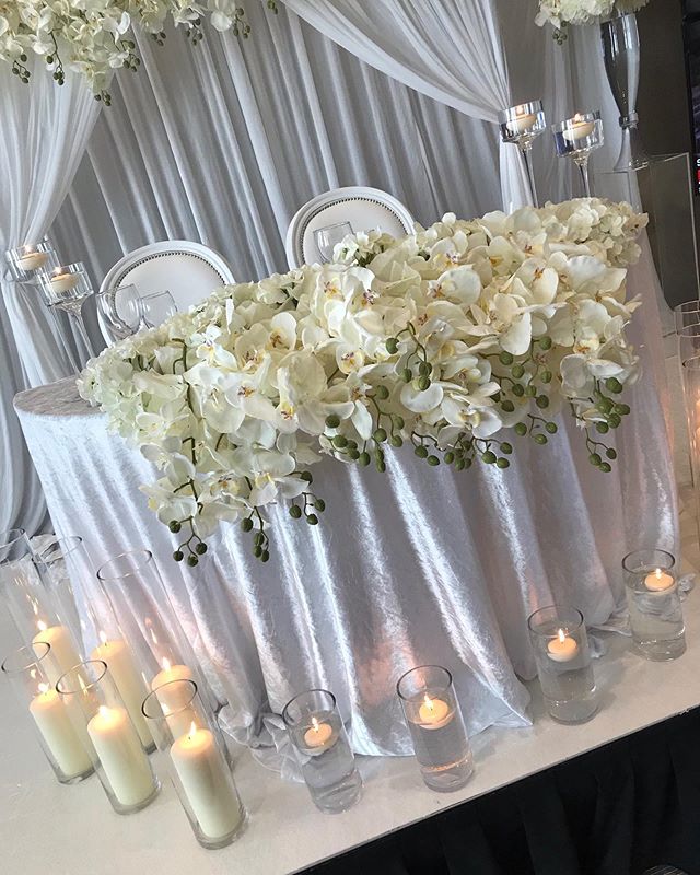 Our beautiful sweetheart table full or orchid goodness. 
Decor: @fb_bespoke_events 
#sweethearttabledecor #sweethearttable #weddingdecor #weddinginspiration #weddinginspo
.
.
#weddingdecor #wedding #2019bride #weddingplanner #weddinginspiration #wedd