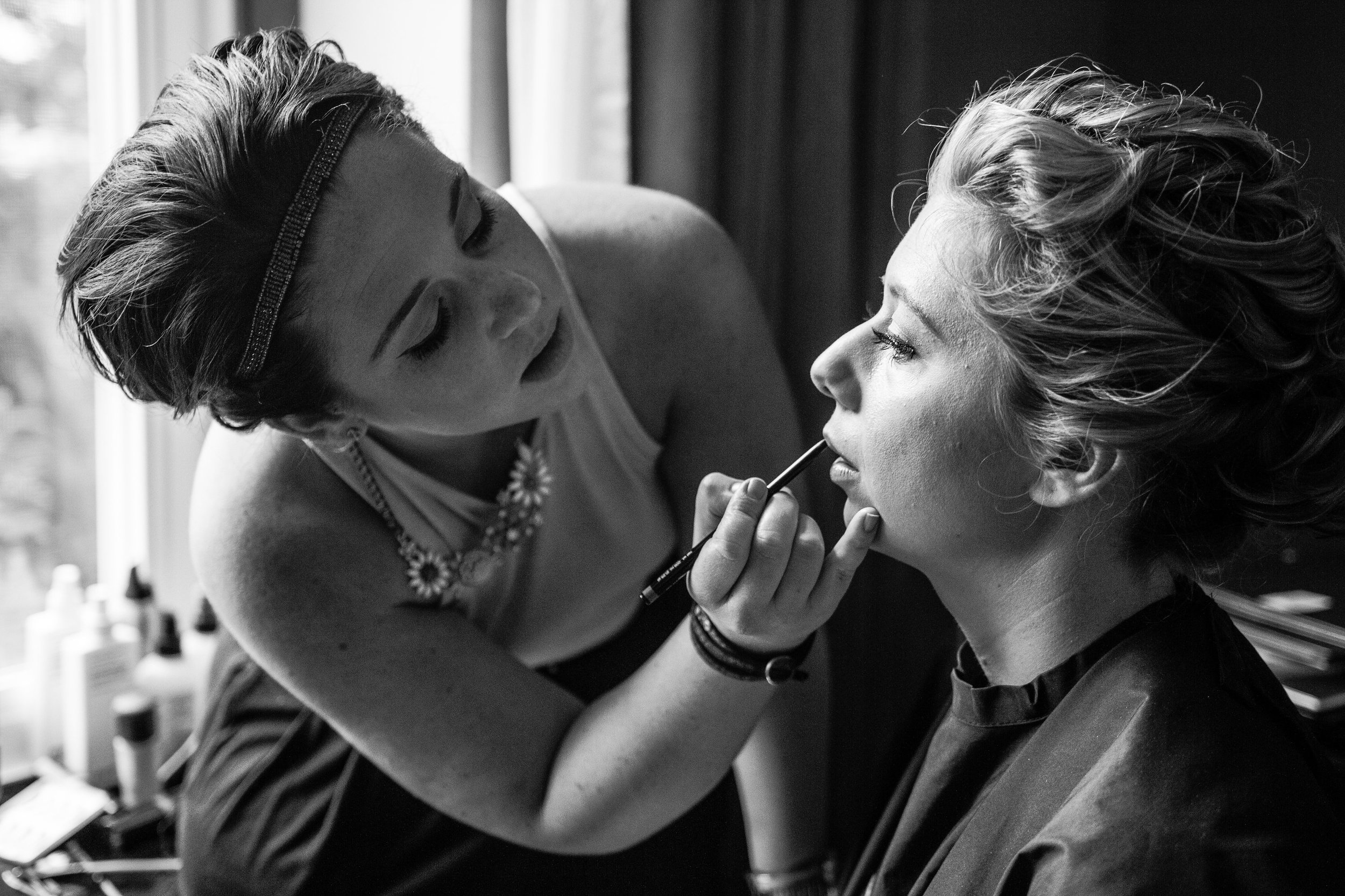 getting-ready-photo-bridal-suite-makeup-photo