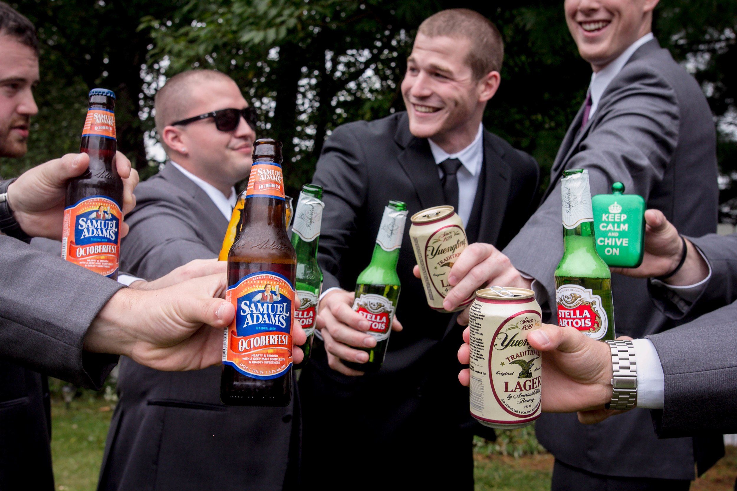 wedding-party-groomsmen-beer-photos